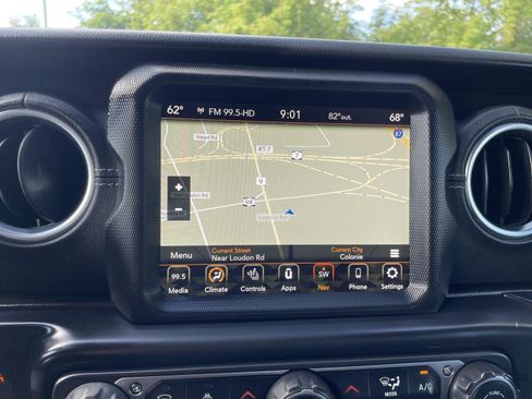 Used 2018 Jeep Wrangler Unlimited Sahara AWD/4WD image 19