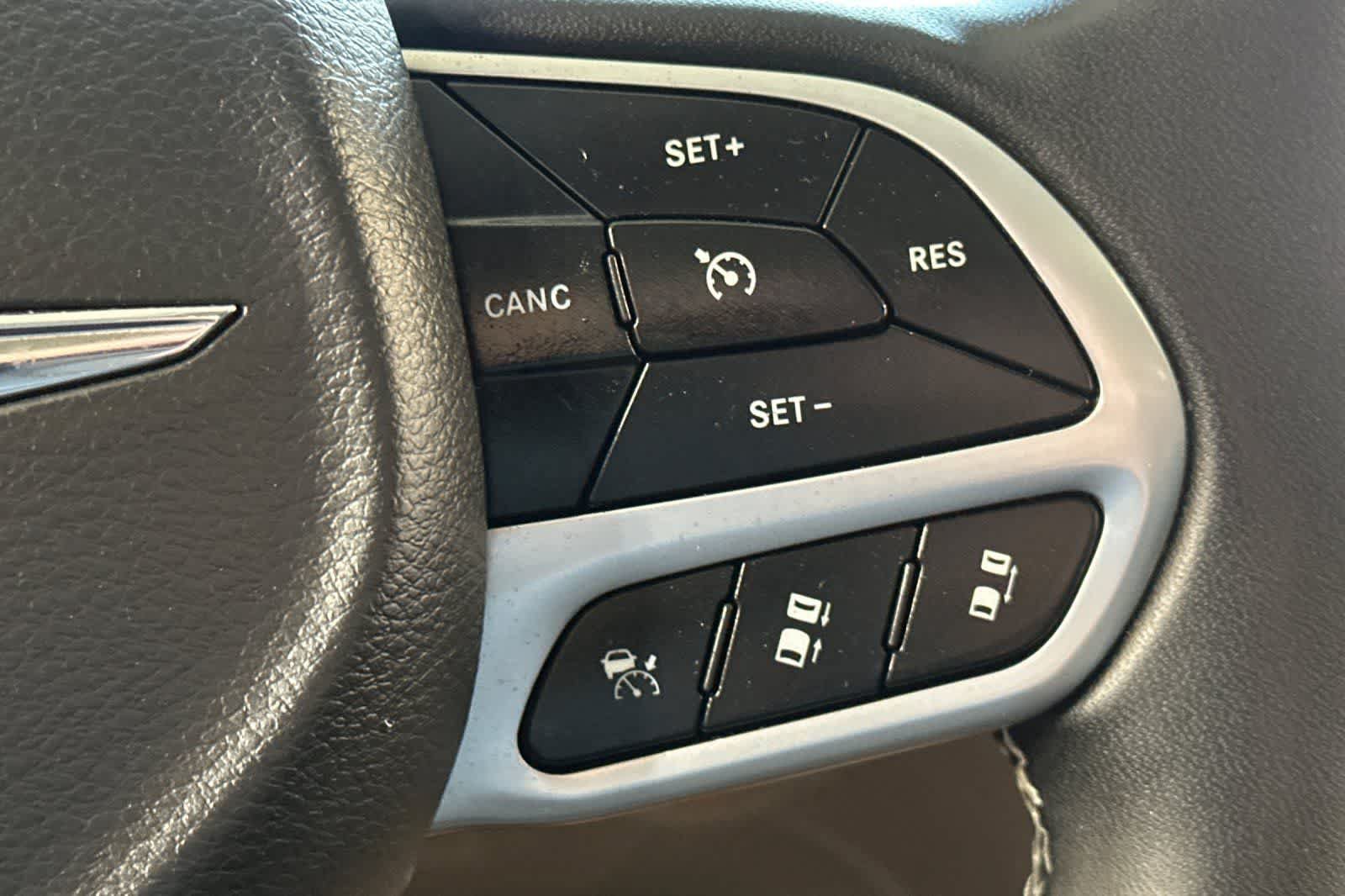 Used 2023 Chrysler Pacifica Limited FWD image 32