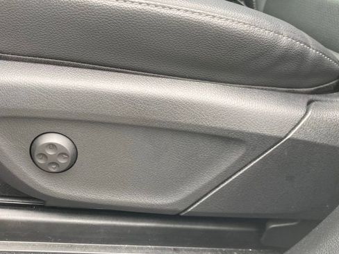 Used 2025 Mercedes-Benz GLE 450e 4MATIC image 4