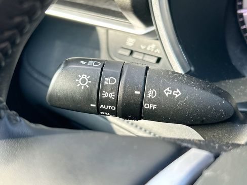 Used 2024 Toyota Highlander XLE FWD image 21