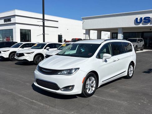Used 2017 Chrysler Pacifica Touring-L Plus w/ Tire & Wheel Group image 2