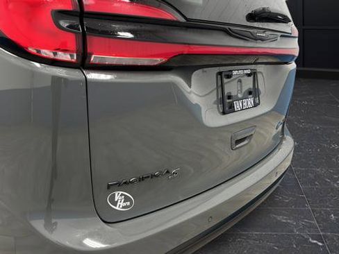 Used 2023 Chrysler Pacifica Touring-L w/ S Appearance Package FWD image 38