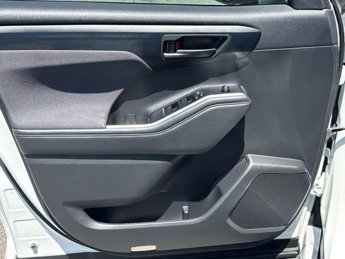 Used 2022 Toyota Highlander LE FWD image 11