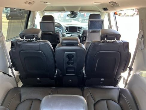 Used 2022 Chrysler Pacifica Touring-L w/ Uconnect Theater Family Group FWD image 9