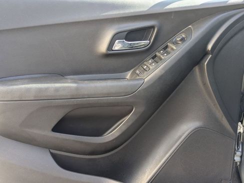 Used 2016 Chevrolet Trax LS FWD image 12