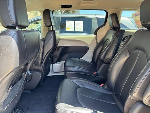 Used 2023 Chrysler Pacifica Touring-L FWD image 23