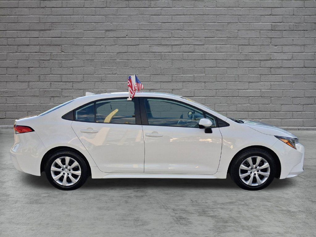 Used 2025 Toyota Corolla LE FWD image 4