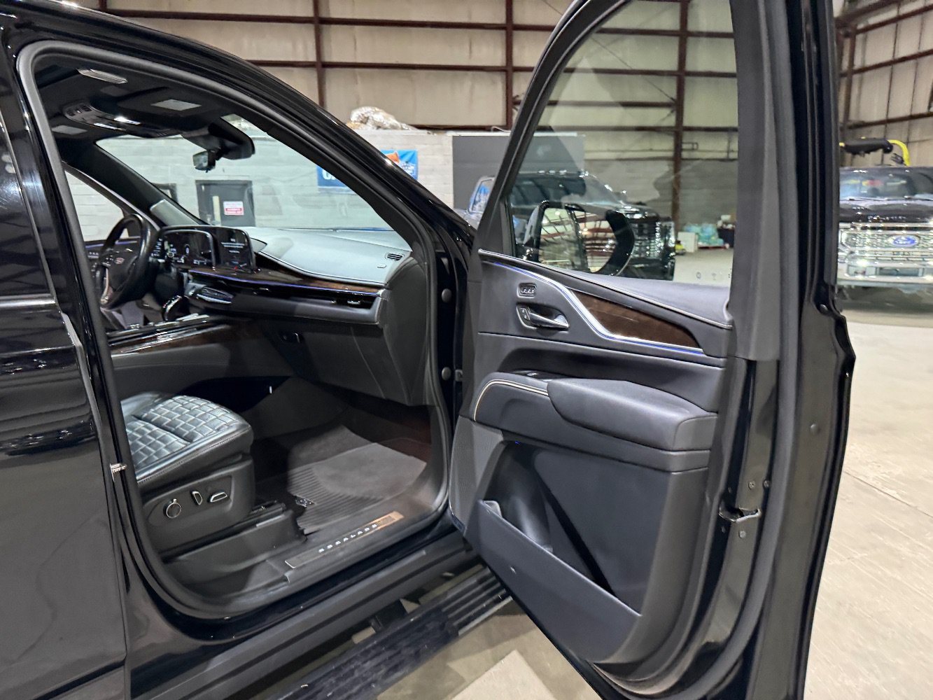 Used 2022 Cadillac Escalade Sport Platinum w/ LPO, ONYX Package AWD/4WD image 25
