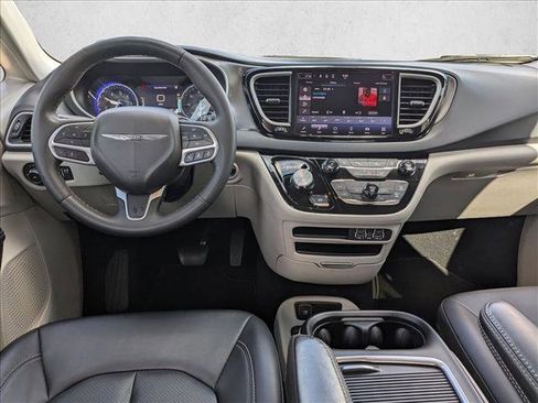 Used 2024 Chrysler Pacifica Touring-L image 17