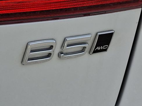 Certified 2025 Volvo XC60 B5 Plus w/ Protection Package Premier AWD/4WD image 30