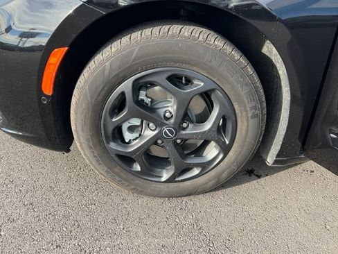 Used 2025 Chrysler Pacifica Premium image 23