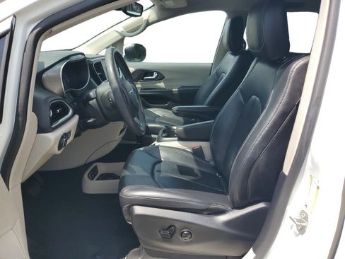 Used 2023 Chrysler Pacifica Touring-L FWD image 21