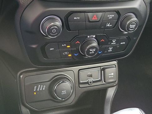 Used 2023 Jeep Renegade Latitude image 17