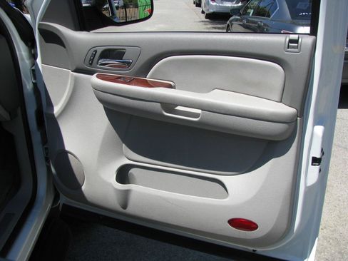 Used 2009 Chevrolet Suburban LTZ RWD image 14