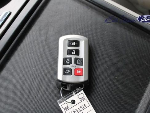Used 2017 Toyota Sienna XLE Premium FWD image 29
