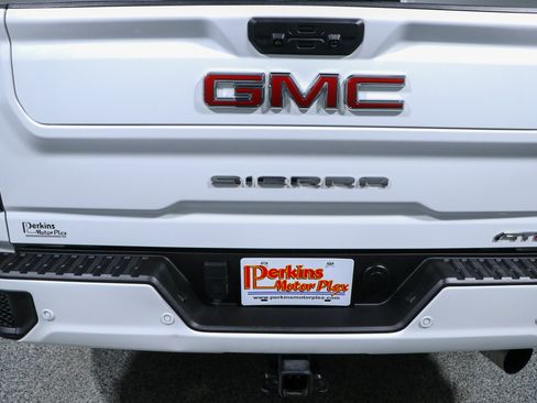 Used 2024 GMC Sierra 2500 AT4 w/ Technology Package AWD/4WD image 8