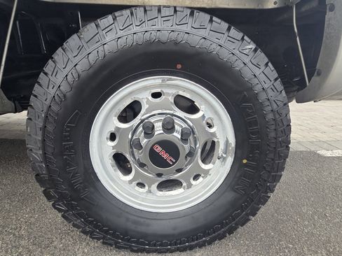 Used 2004 GMC Sierra 2500 SLT w/ Skid Plate Package image 9