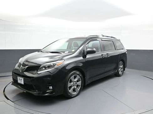 Certified 2019 Toyota Sienna SE w/ SE Preferred Package AWD/4WD image 1
