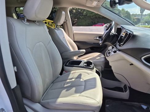 Used 2021 Chrysler Pacifica Touring-L FWD image 20