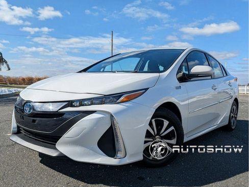 Used 2018 Toyota Prius Prime Premium image 1
