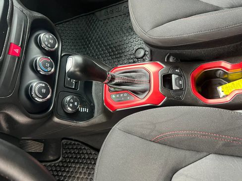 Used 2017 Jeep Renegade Trailhawk AWD/4WD image 22