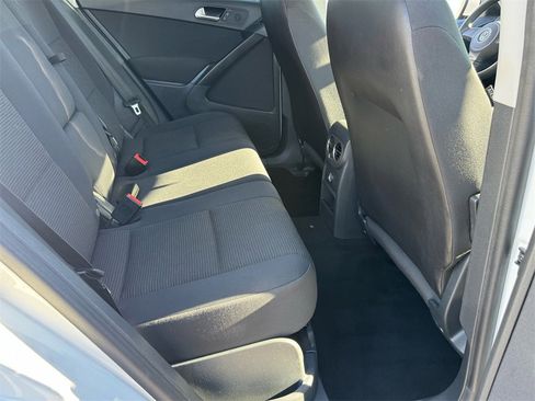 Used 2017 Volkswagen Tiguan Limited image 19