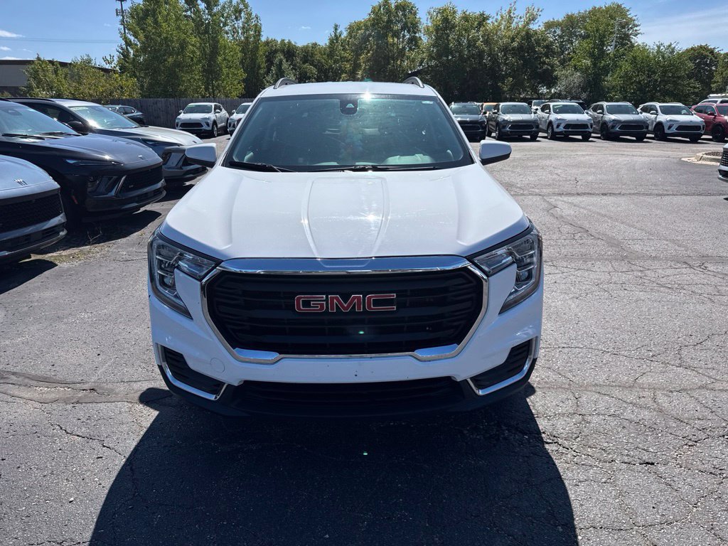 Used 2022 GMC Terrain SLE w/ Driver Convenience Package FWD image 3