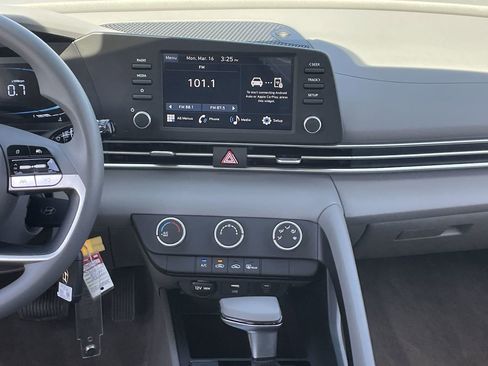 Certified 2025 Hyundai Elantra SE image 14