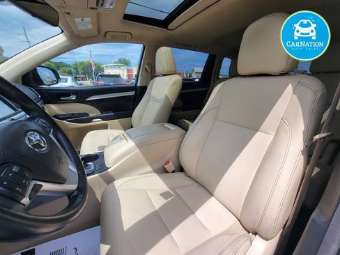 Used 2017 Toyota Highlander XLE w/ Carpet Mat Package AWD/4WD image 7