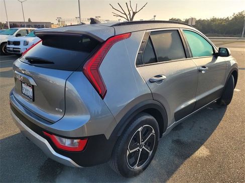 Used 2025 Kia Niro LX image 4