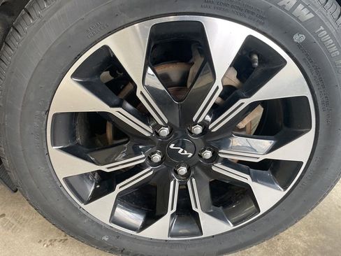 Used 2023 Kia Carnival EX FWD image 12