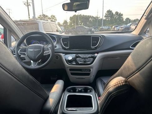 Used 2023 Chrysler Pacifica Touring-L FWD image 21