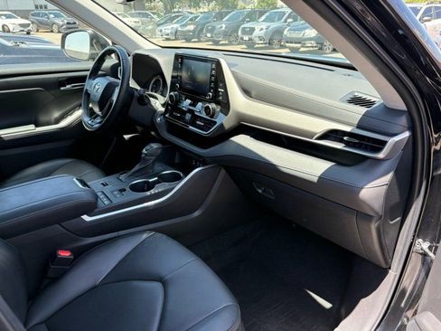 Used 2022 Toyota Highlander XLE image 30