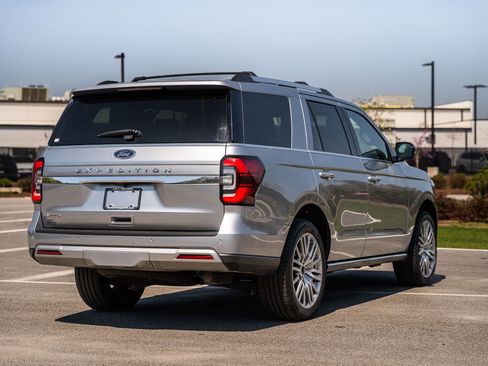 Used 2024 Ford Expedition Limited image 7