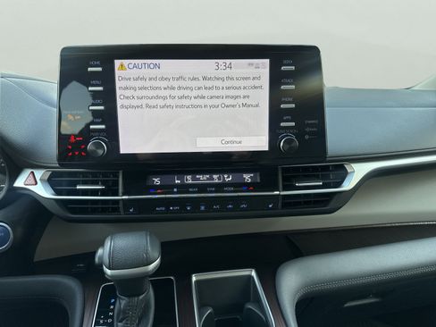 Used 2022 Toyota Sienna XLE image 20