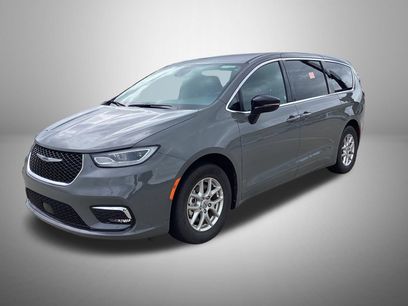 Used 2025 Chrysler Pacifica Select