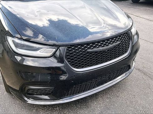 Used 2025 Chrysler Pacifica Limited FWD image 5