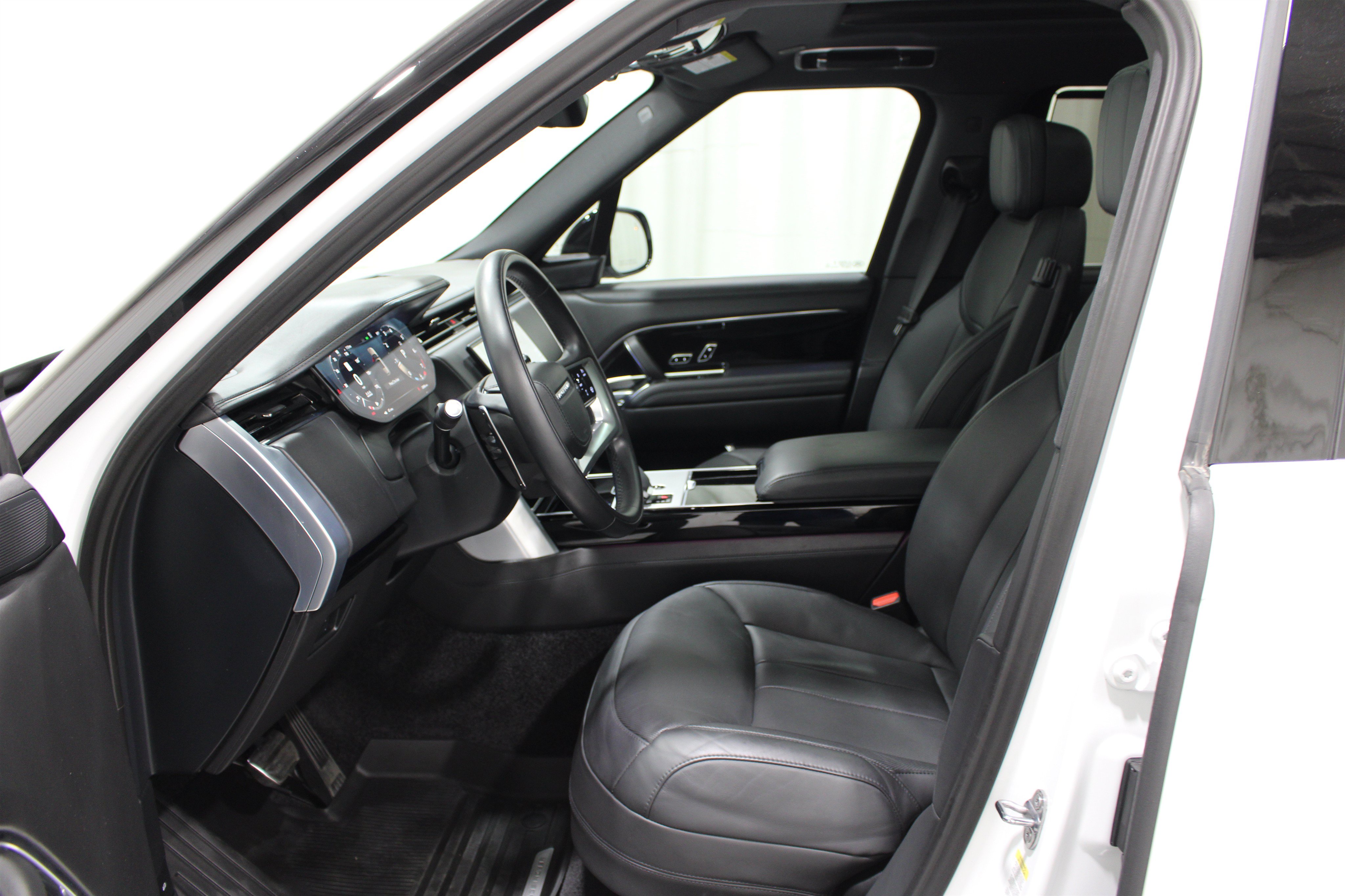 Used 2024 Land Rover Range Rover SE AWD/4WD image 3