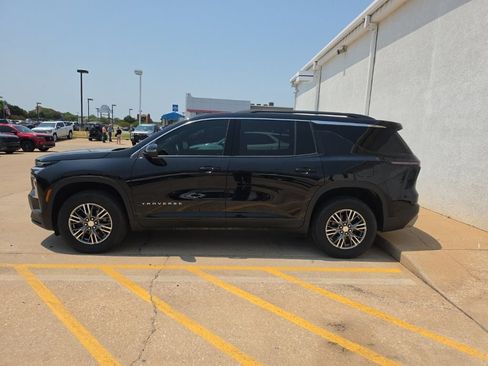 Used 2025 Chevrolet Traverse LT FWD image 2