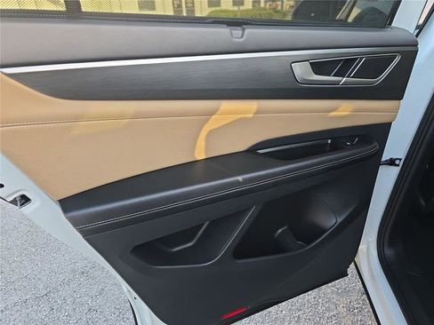 Used 2025 Volkswagen Atlas Cross Sport SE w/ Panoramic Sunroof Package image 9