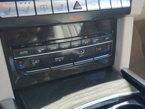 Used 2014 Mercedes-Benz E 550 4MATIC Sedan image 44