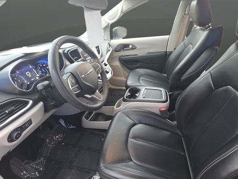 Used 2023 Chrysler Pacifica Touring-L FWD image 9