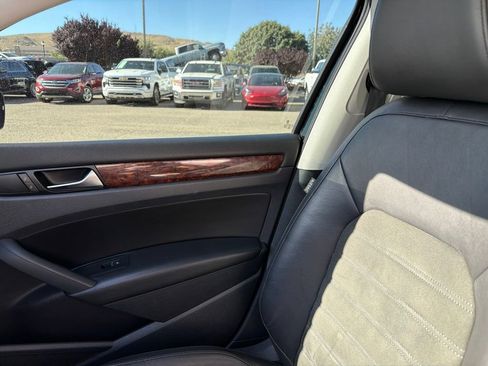 Used 2013 Volkswagen Passat TDI SEL Premium FWD image 19