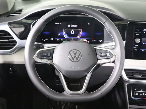 Used 2025 Volkswagen Taos SE image 39
