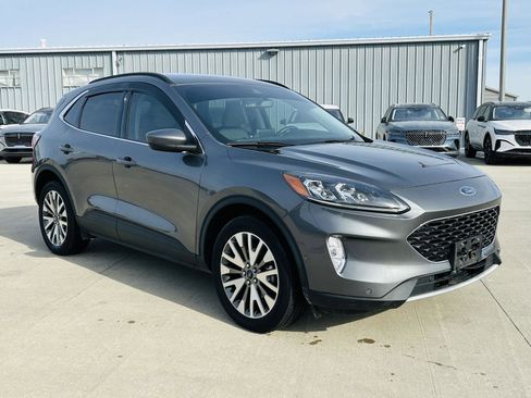 Used 2021 Ford Escape Titanium image 2