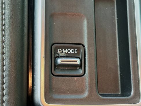Used 2024 Nissan Pathfinder SL FWD image 26
