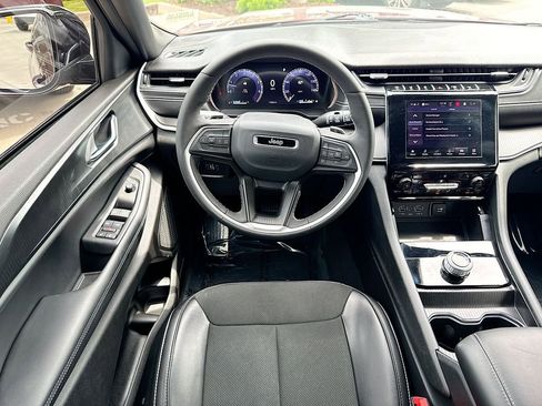 Used 2025 Jeep Grand Cherokee L Laredo RWD image 11