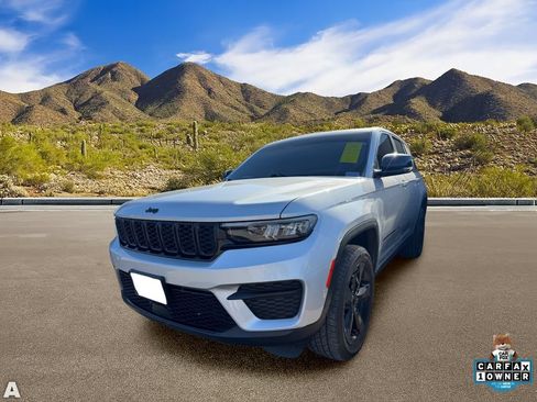 Used 2022 Jeep Grand Cherokee Altitude AWD/4WD image 2