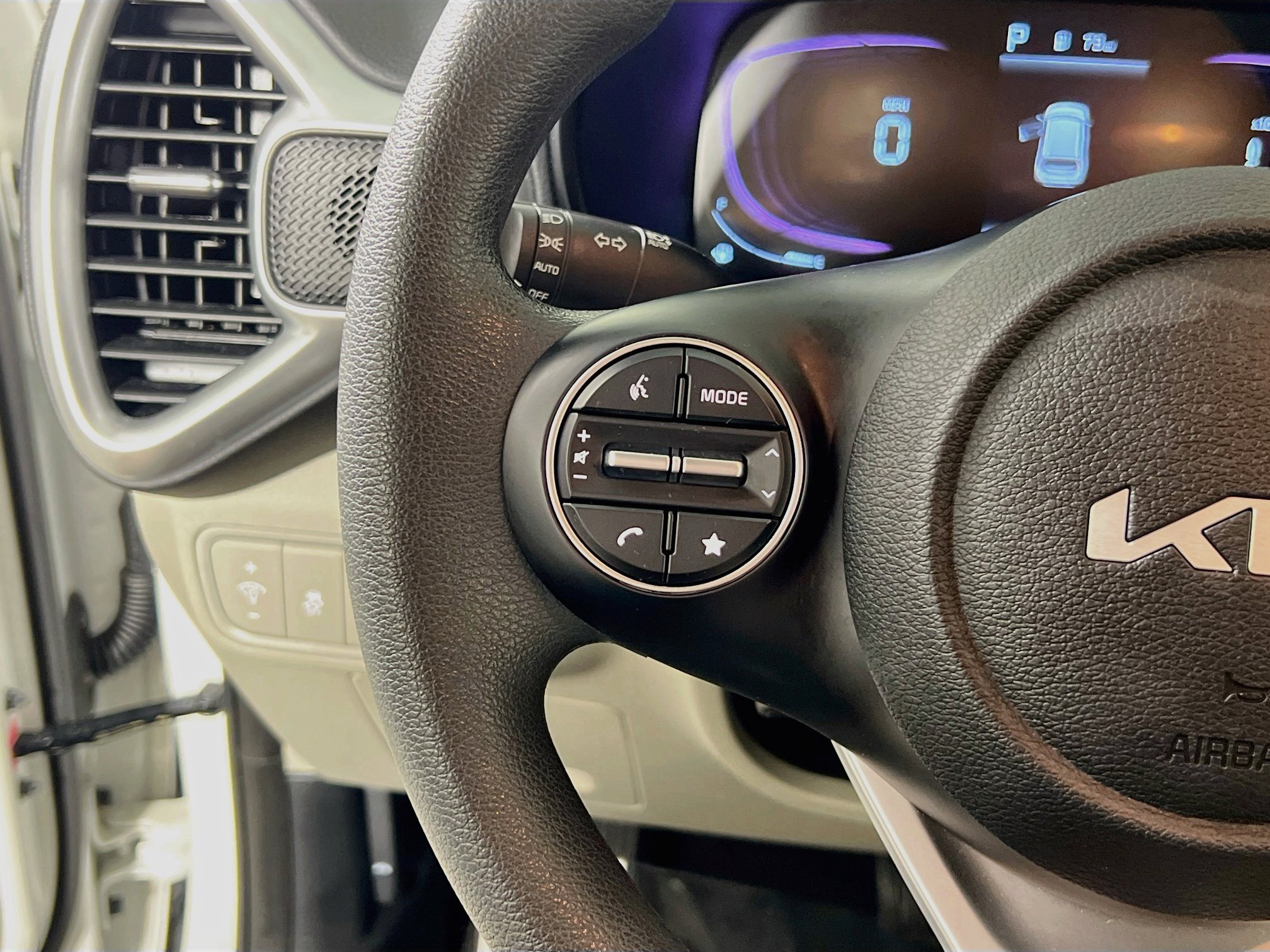 Used 2025 Kia Soul LX w/ LX Technology Package FWD image 19
