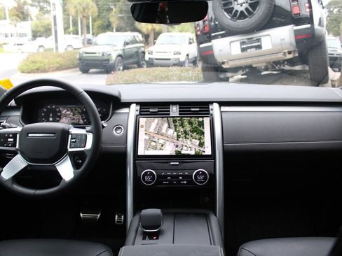 Certified 2025 Land Rover Discovery Dynamic SE image 29